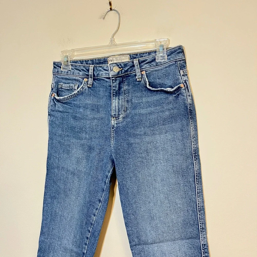 Free People Jeans Girlfiend‎ Straight Leg Raw Hem Medium Wash Size 26 Casual